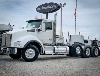2016 KENWORTH T880 TRI AXLE DAYCAB 102641