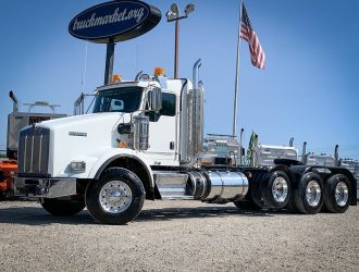 2014 KENWORTH T800 TRI AXLE DAYCAB 399088