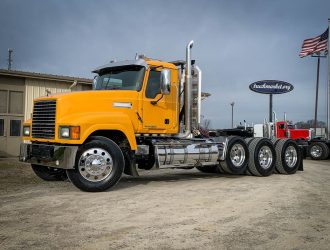 2014 MACK CHU613 TRI AXLE DAYCAB 016810