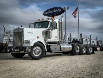 2009 KENWORTH W900L TRI AXLE DAYCAB 250573
