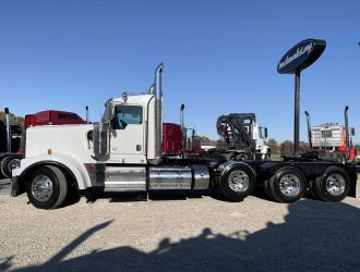 2015 KENWORTH W900L TRI AXLE DAYCAB 421148