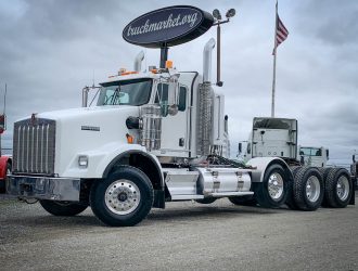 2011 KENWORTH T800W TRI AXLE DAYCAB 276635